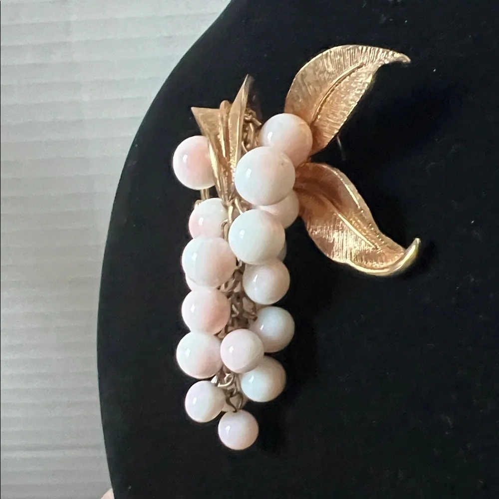 Marcel Boucher Unsigned Brooch Gold Tone Glass Beaded Grape Cluster Set Clip-on